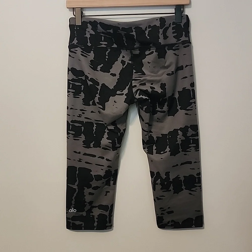 ALO Yoga sz S  black gray camouflage camo crop Capri leggings